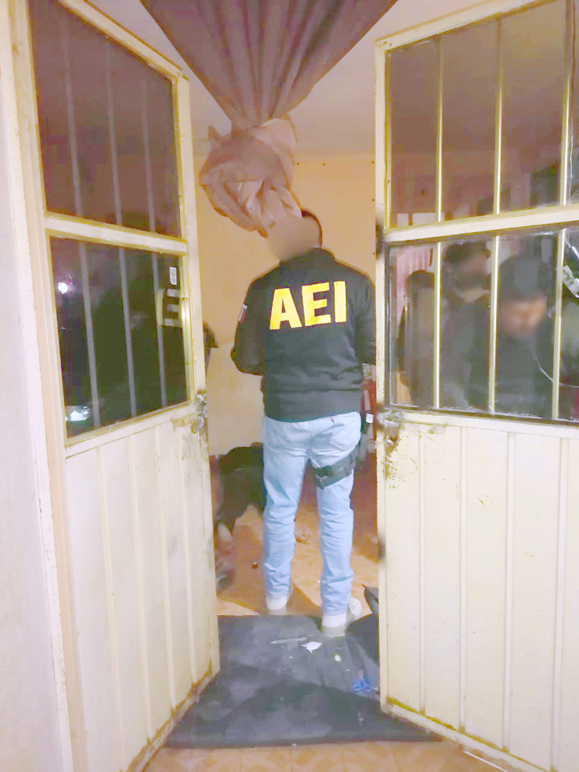 Los agentes investigadores en acción.