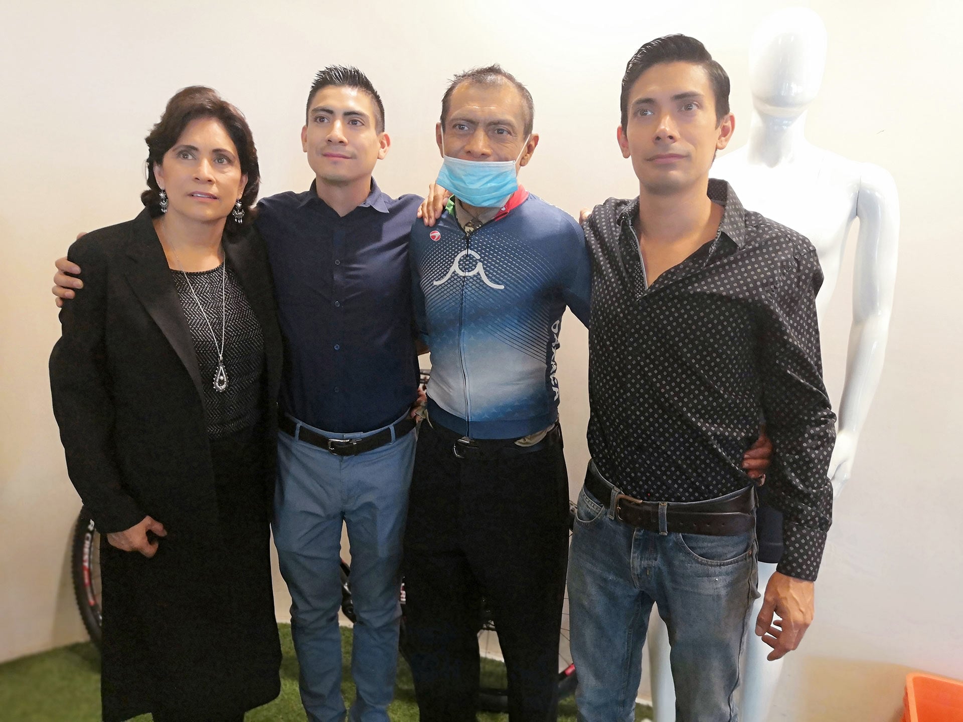 El doctor César Mayoral acompañado de su esposa Sofía y sus hijos Carlos y César.