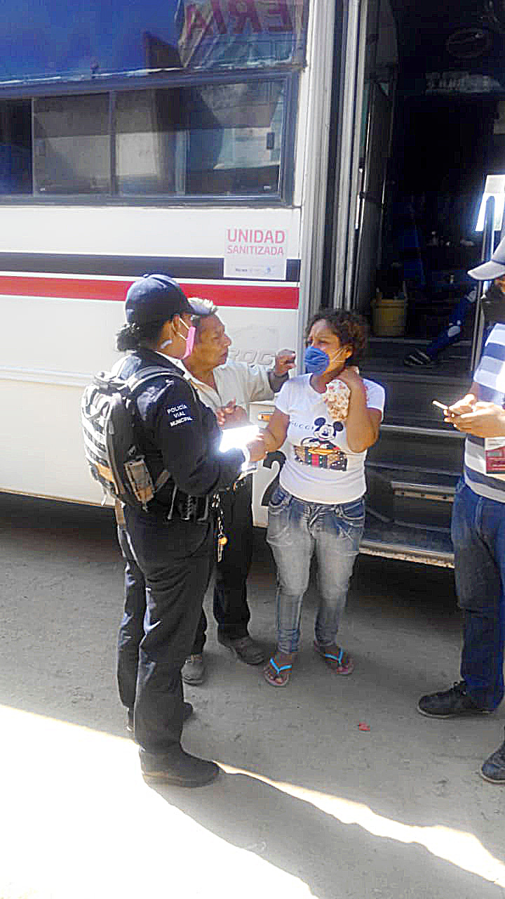 La pasajera fue trasladada por el chofer para su atención.