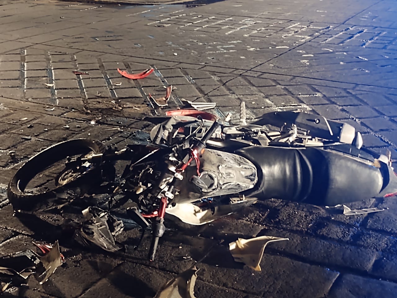 La motocicleta resultó con daños cuantiosos.
