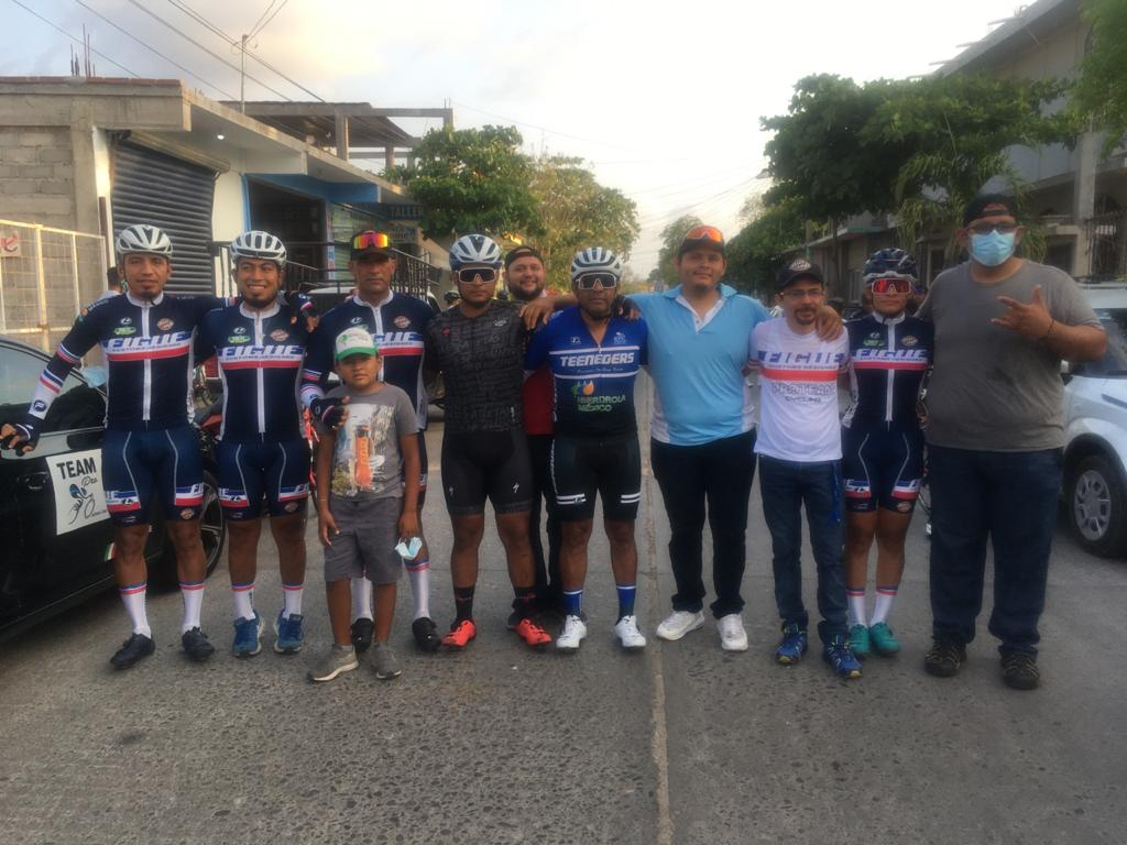 El equipo Figue Custom en la foto del recuerdo.