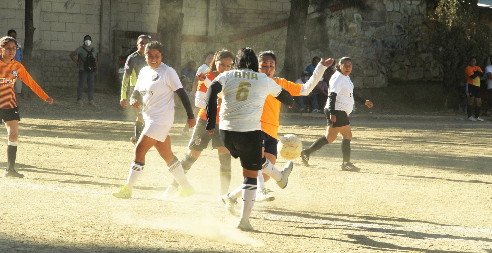 Le entraron con todo a la disputa por el balón en la final femenil del Torneo de Futbol de Semana Santa.