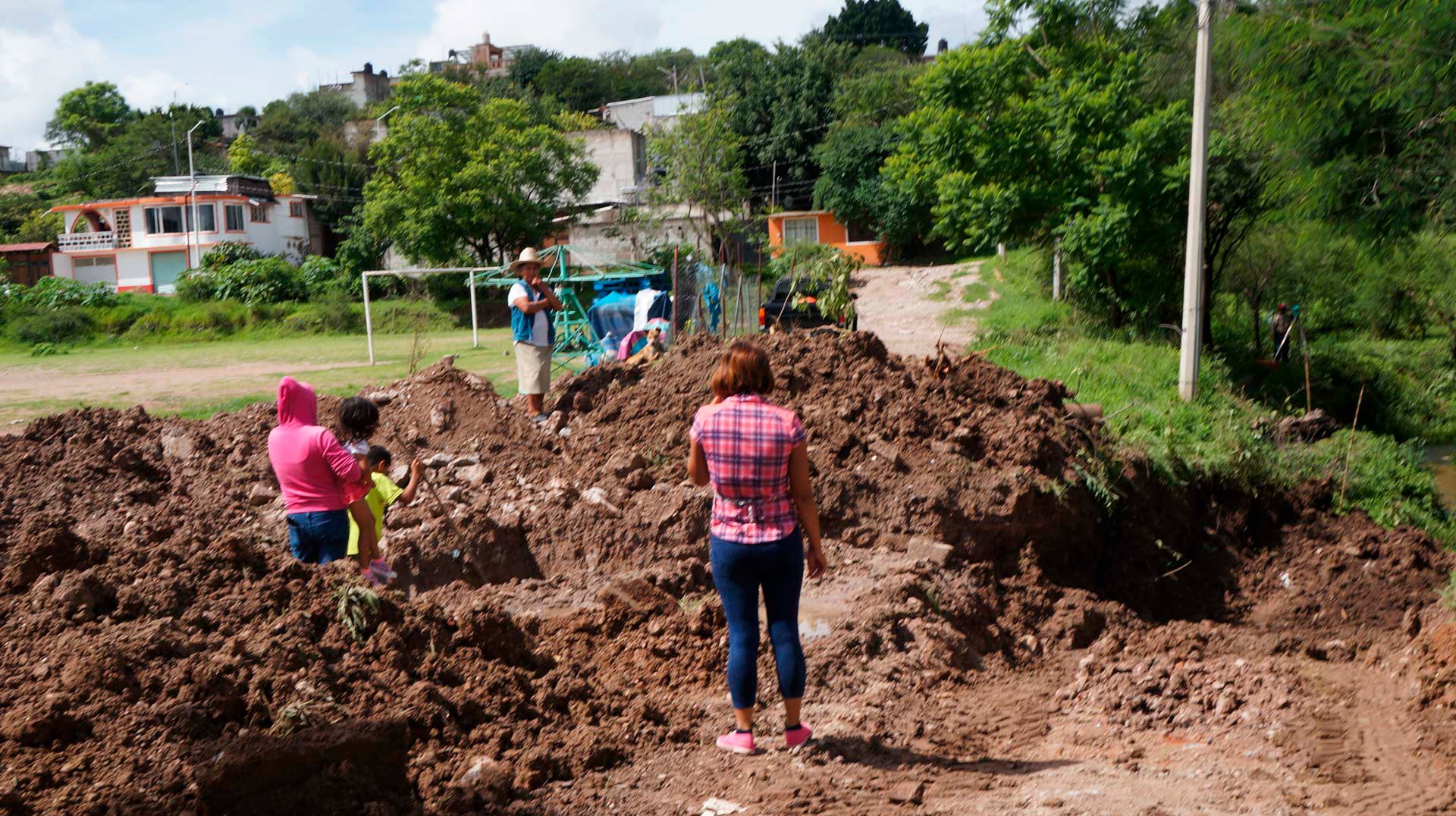 Las familias tuvieron que realizar un muro de contención con costales de arena.