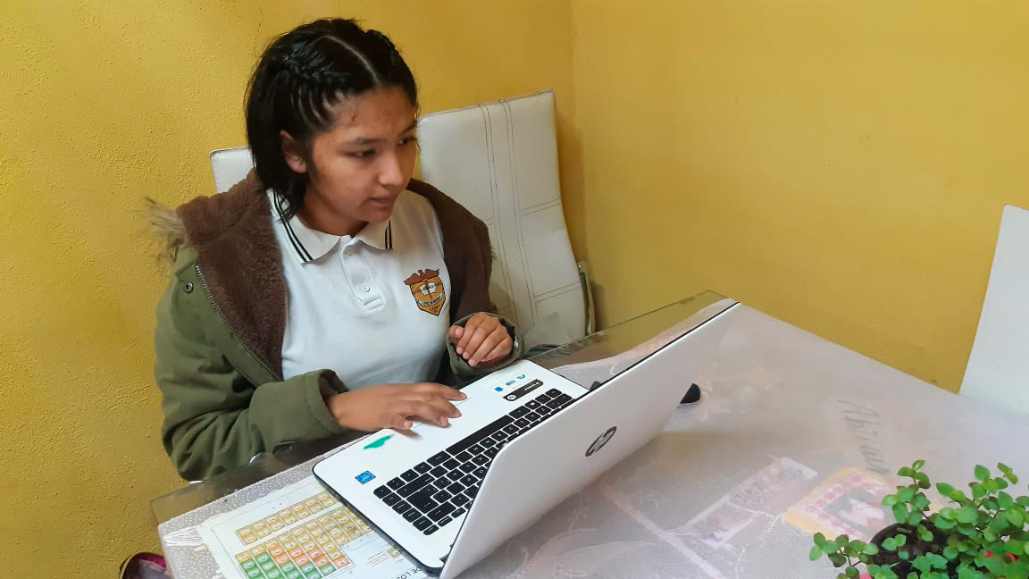 Itzel Abigail concluyó su secundaria con promedio de 10. Una regla era presentarse a clases virtuales portando el uniforme escolar.