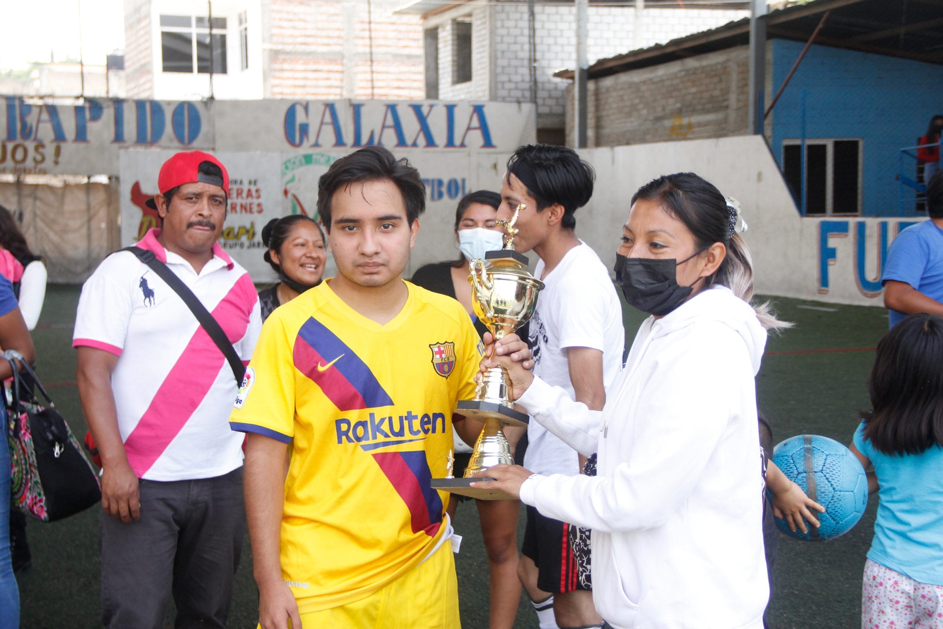 El representante del cuadro de Tuzitos recibe el trofeo y efectivo.