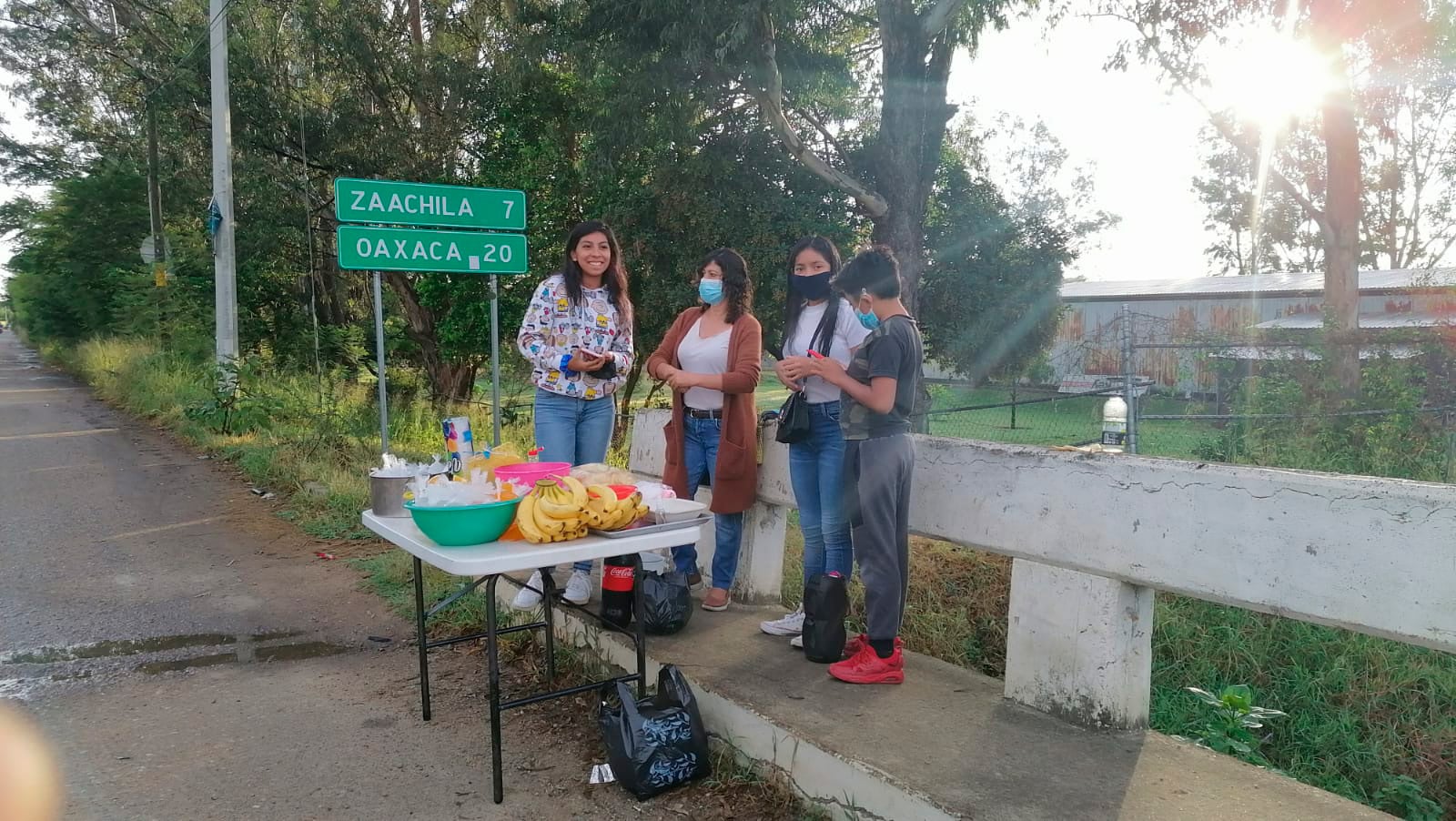 El abastecimiento con apoyo del atleta Rosalino Meneses.
