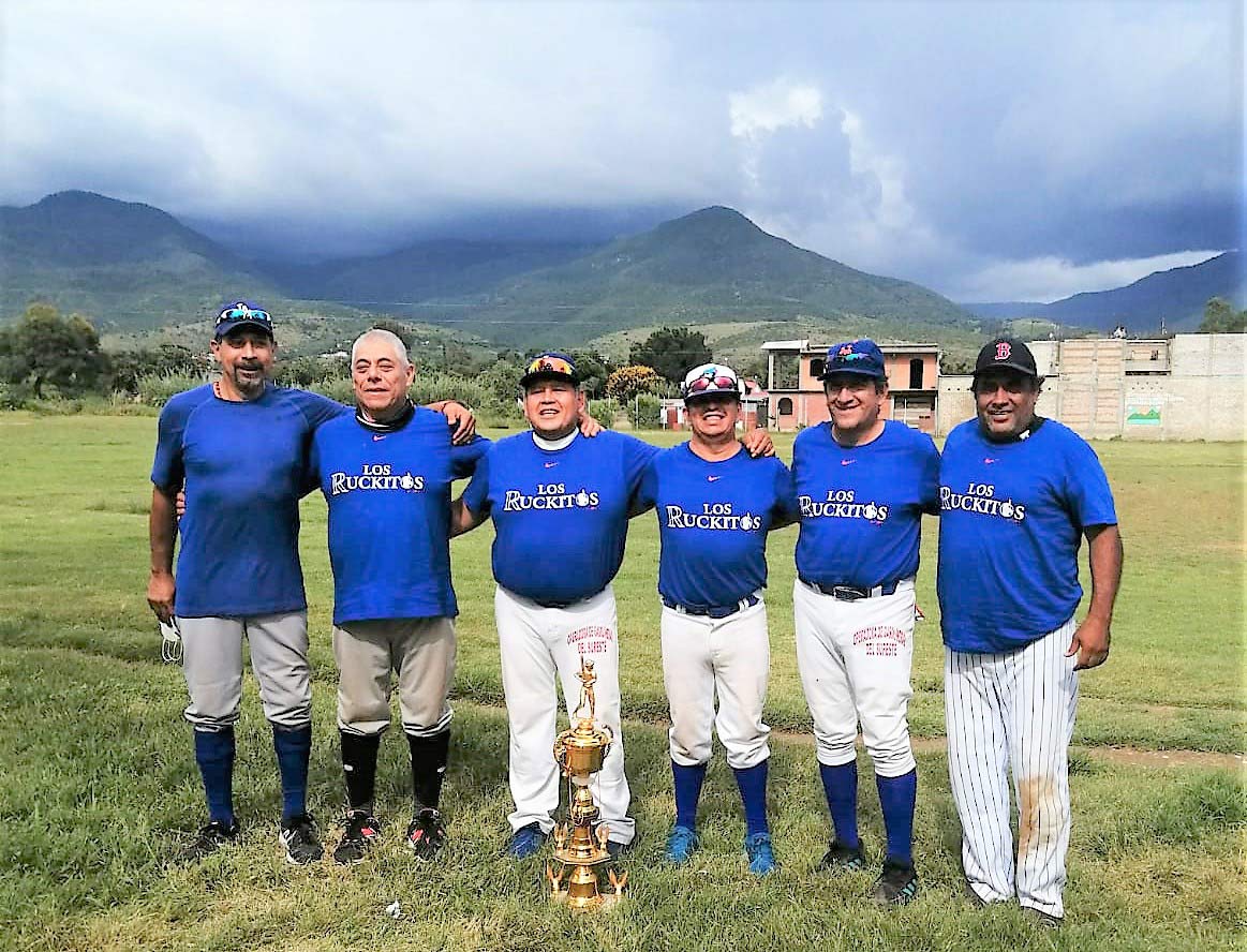 Peloteros que son de lo más granado del beisbol de veteranos en la ciudad de Oaxaca.