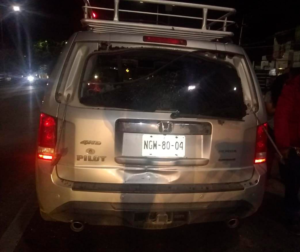 La camioneta fue impactada por la parte trasera.