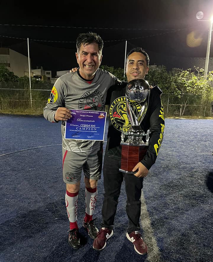 El ariete Carlos Rivera con Rubén Pérez, en la obtención del título para Cobra Kai.