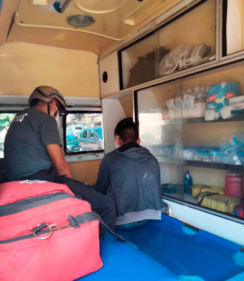 Paramédicos auxiliaron al motociclista y lo trasladaron al hospital.