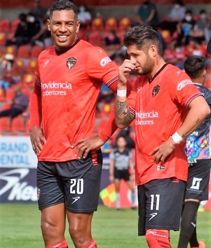 Coyotes terminaron rescatando el empate en su cancha.