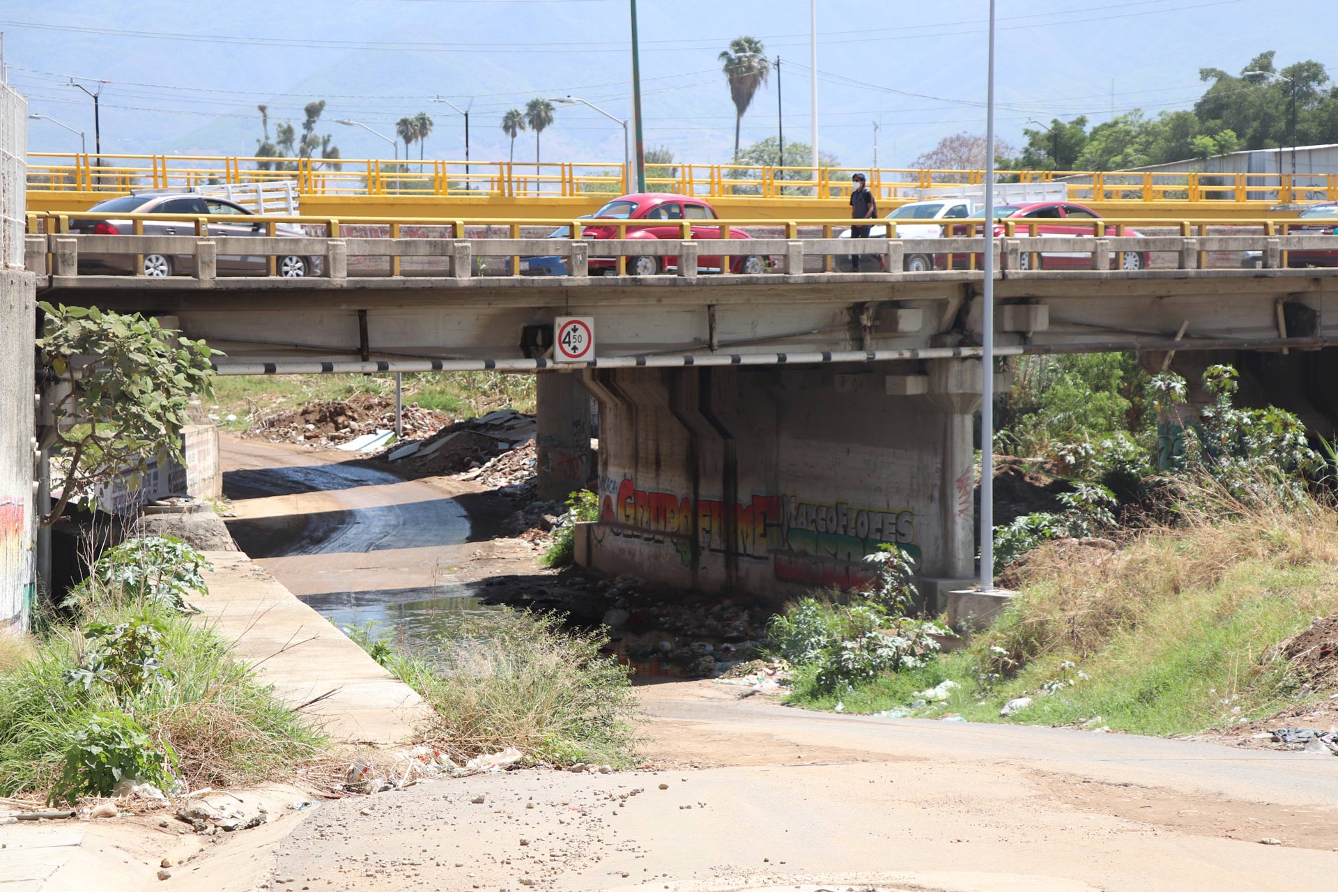 Encima del puente todo transcurre con normalidad; pero en el paso a desnivel se ven carencias importantes.
