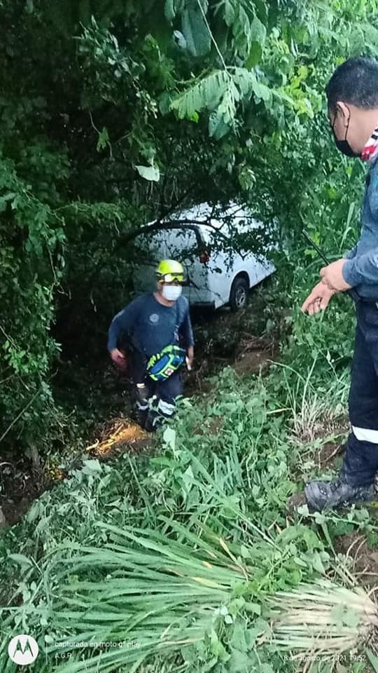 Personal de Protección Civil Huatulco brindó atención a los dos ocupantes del vehículo.