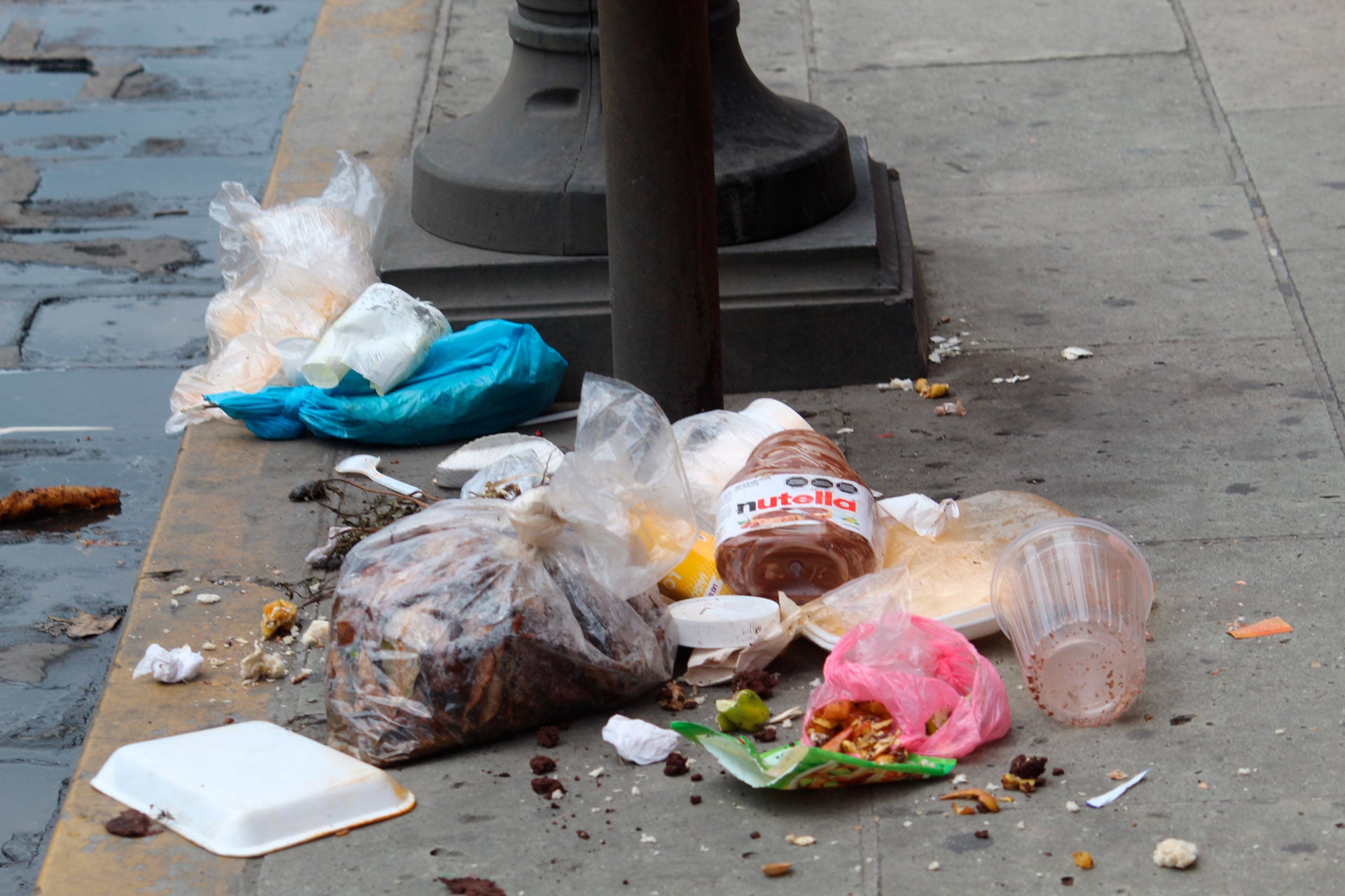Los restos de comida se pueden ver encima de la acera.