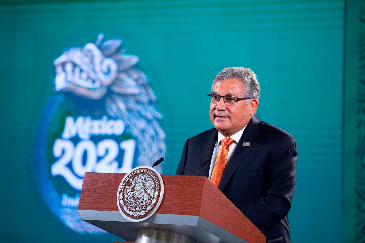 AMLO agradeció al secretario general del SNTE, Alfonso Cepeda Salas, por respaldar la decisión de volver a clases presenciales.