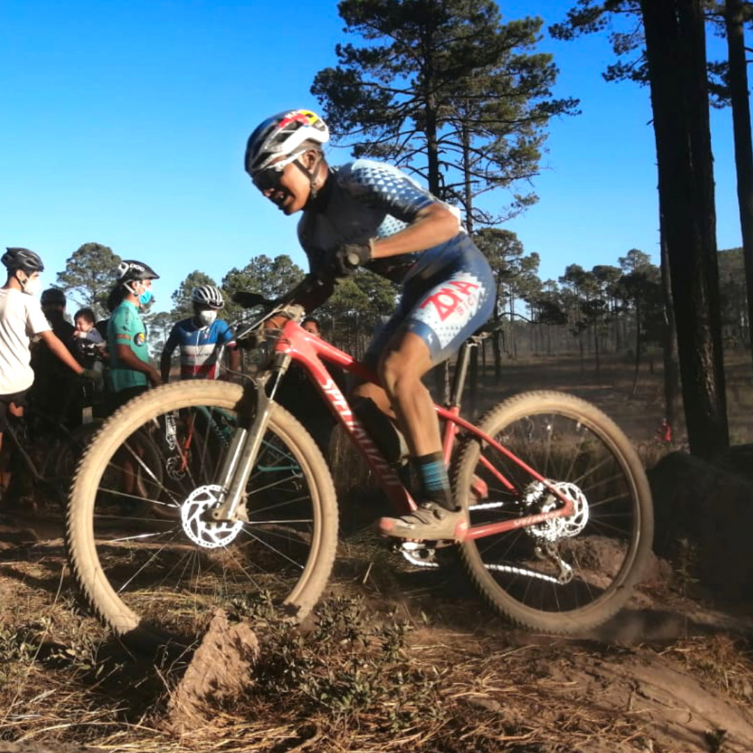 Héctor Daniel Campos Godínez busca un decoroso lugar en la final de la Copa Nacional de MTB 2021.