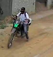 Este sujeto viaja en motocicleta para cometer sus atracos.