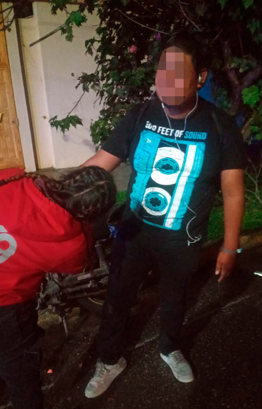 Al estar reparando su motocicleta se quemó con el tubo de escape.