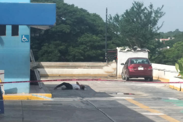 Noé Martín quedó sin vida en la estación de servicio.