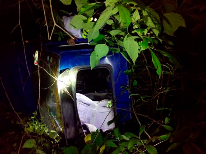 Una persona resultó lesionada al salirse de la carretera una unidad de motor.