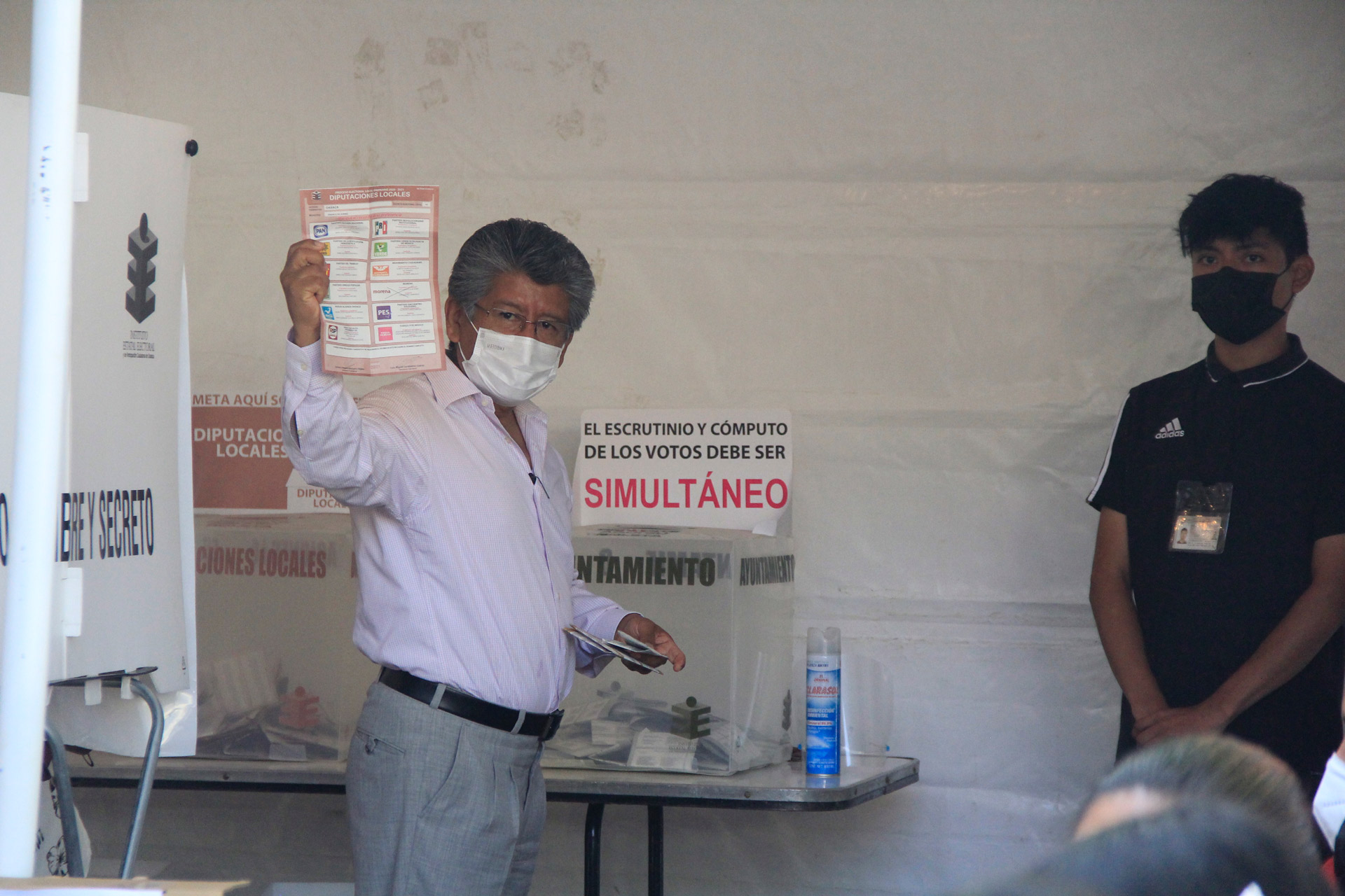 El candidato de Morena emitió su voto durante la mañana de la jornada electoral.