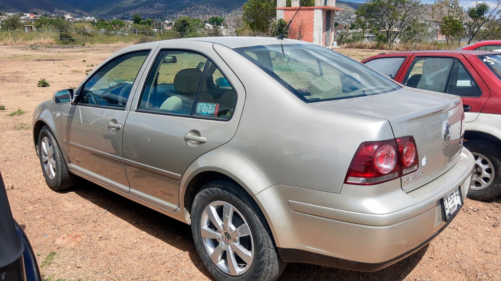 En la población de Animas Trujano fue localizado abandonado este automóvil.