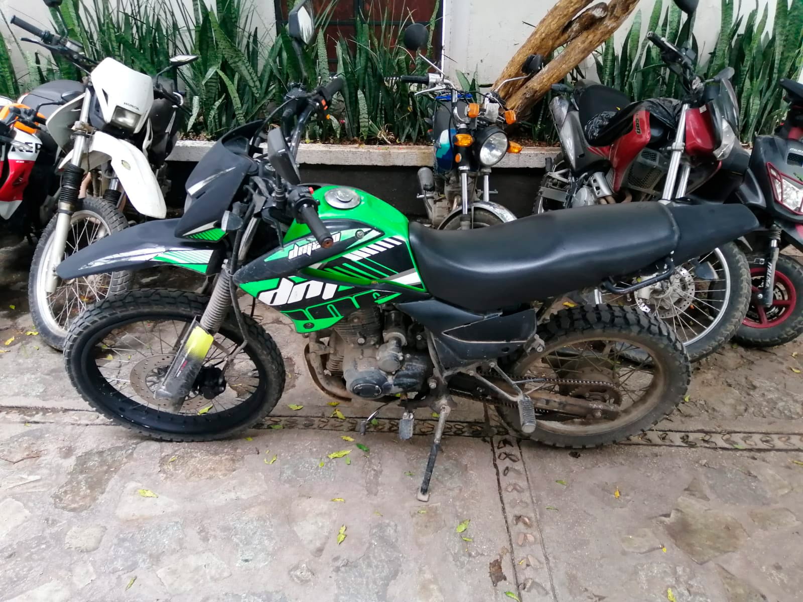 Motocicleta en la que se transportaban los delincuentes.