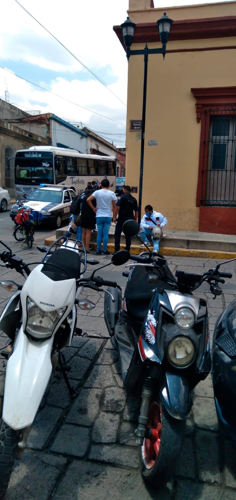 Dos motociclistas resultaron con lesiones al chocar en la calle de Morelos.