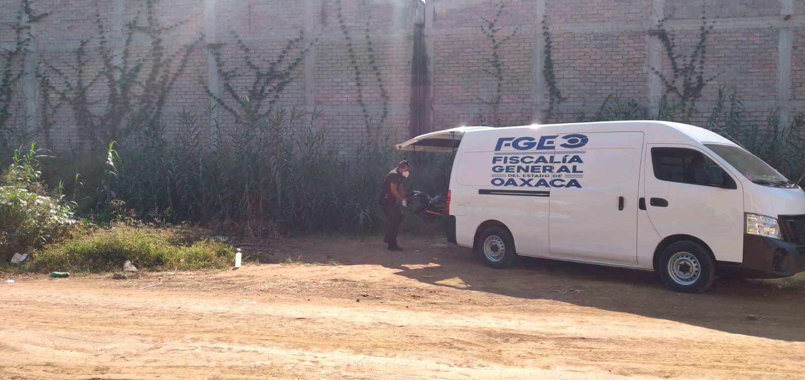 Los restos fueron trasladados al anfiteatro del Instituto de Servicios Periciales en San Bartolo Coyotepec.