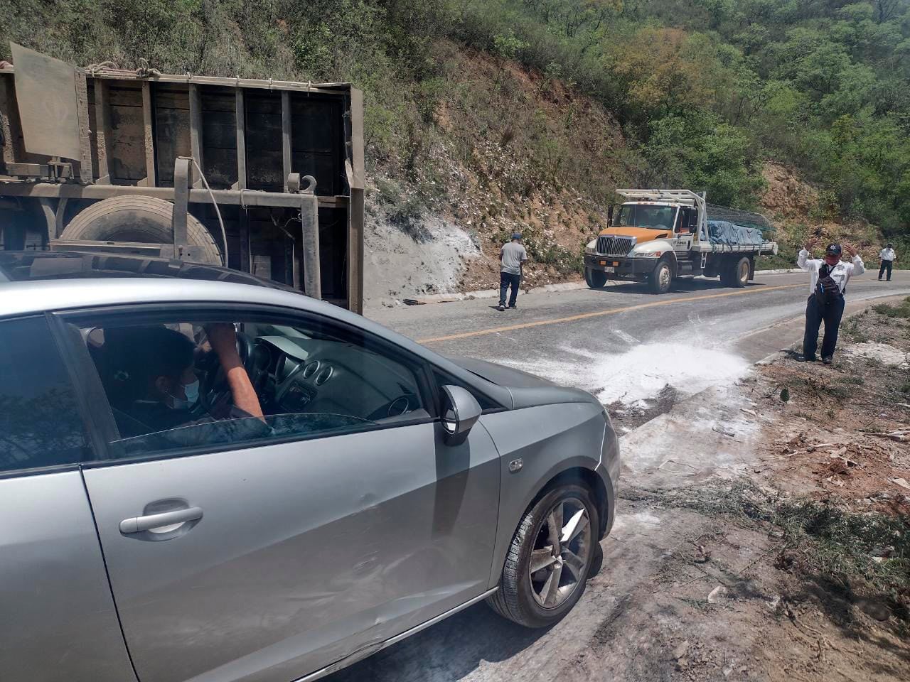 Elementos de la Guardia Nacional arribaron al lugar del accidente.