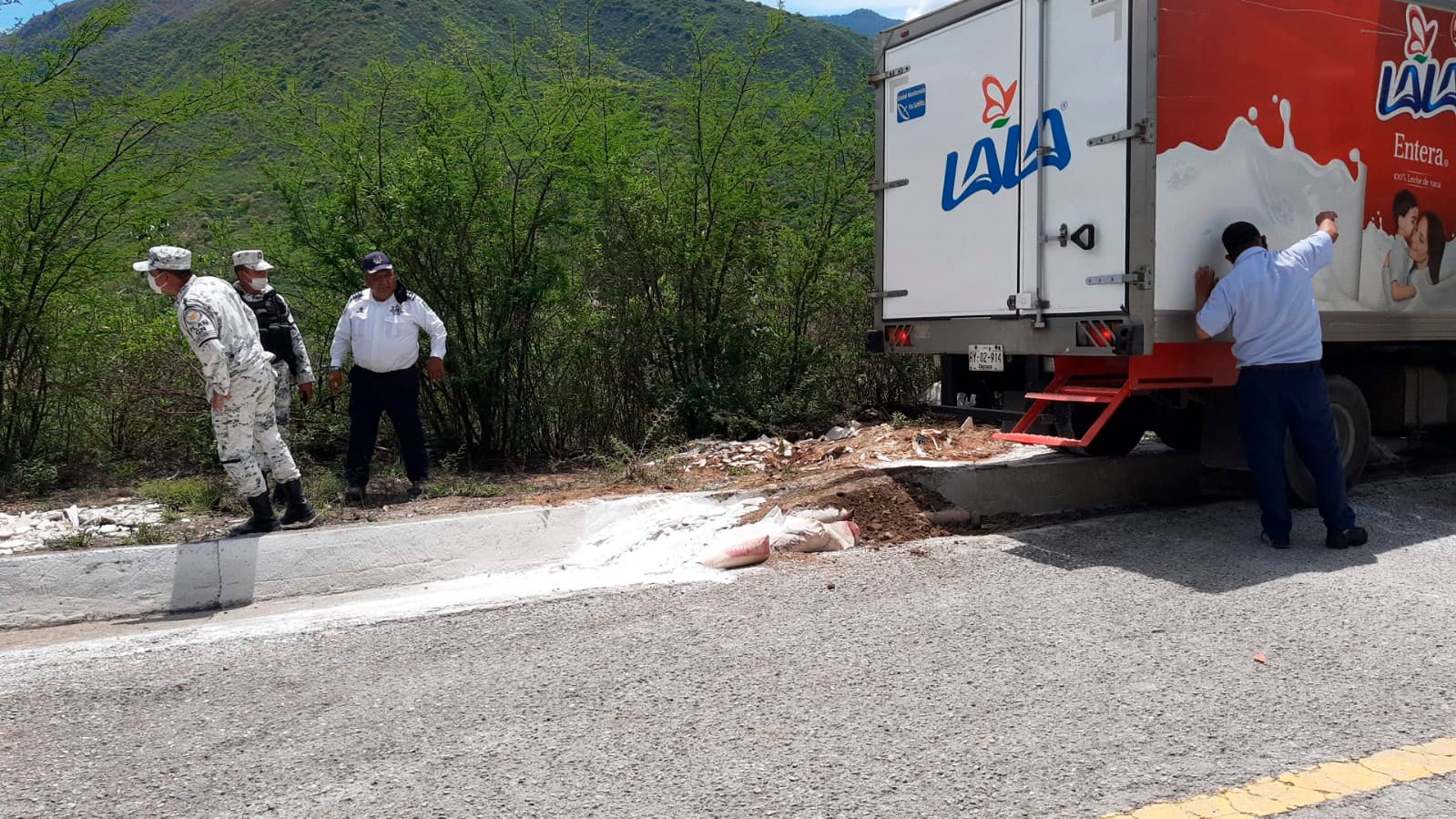 Personal de la Policía Vial Estatal abanderaron el lugar.