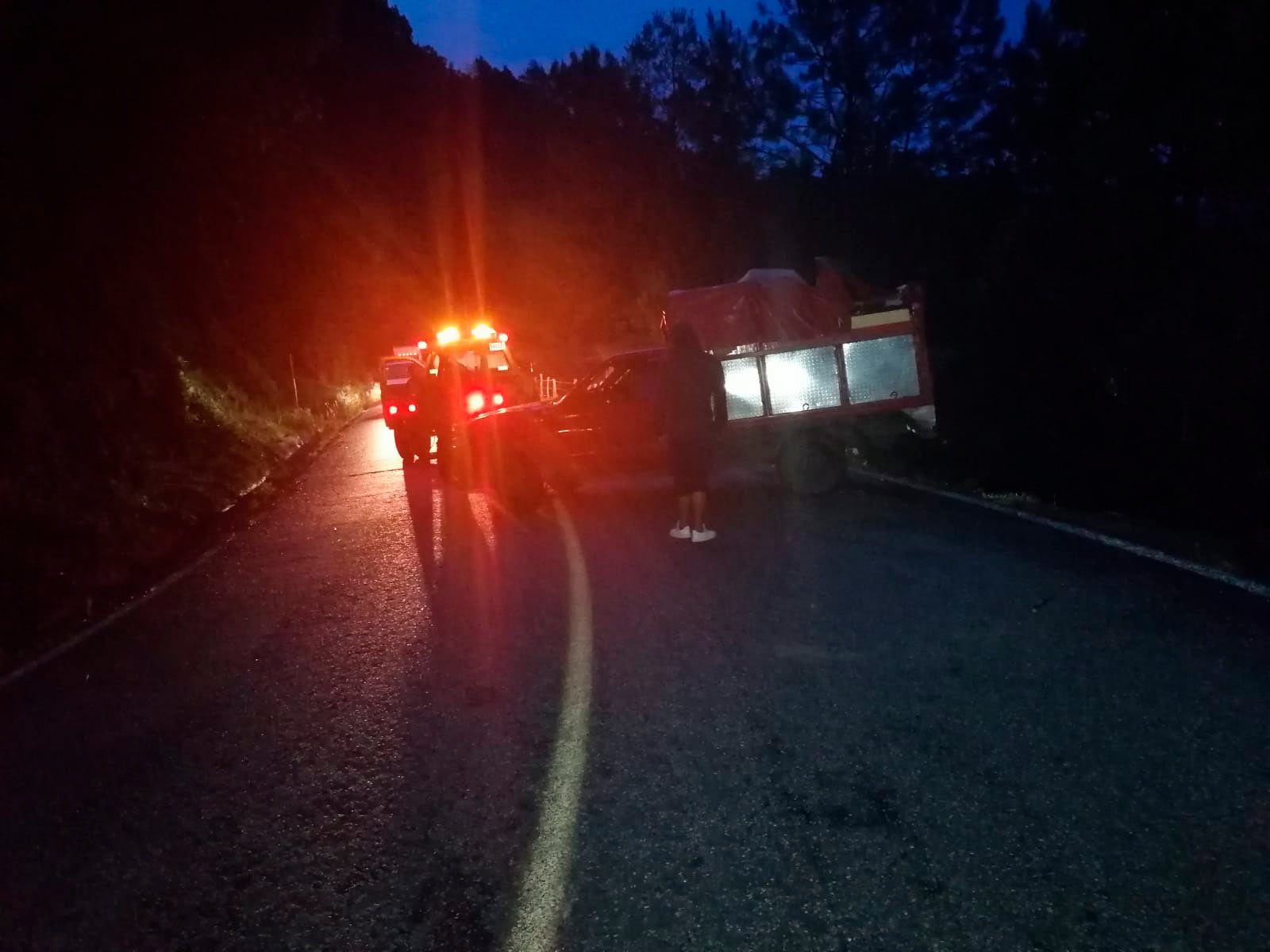 El vehículo fue sacado con una grúa.