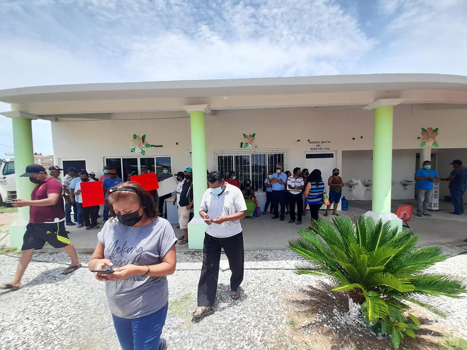 A la protesta se unieron policías despedidos por la administración de la ex morenista.