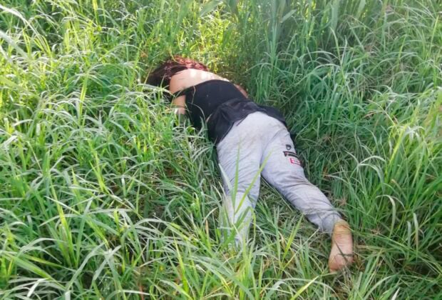 El cuerpo de la mujer quedó entre la hierba.