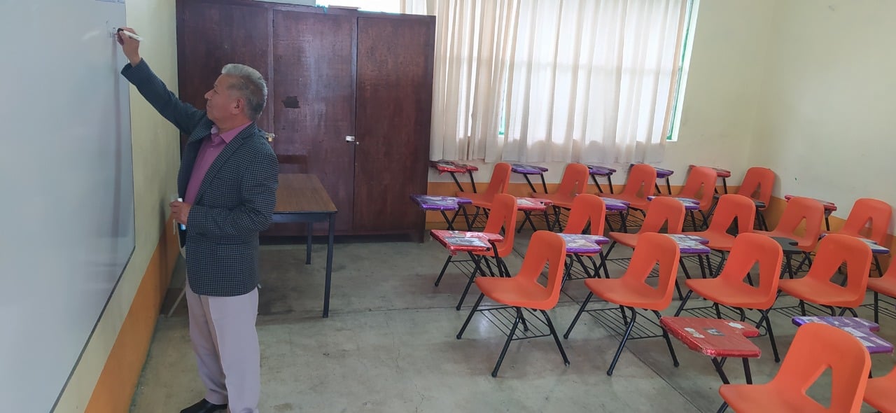 Tener 40 años de servicio y ser director de la Secundaria Leyes de Reforma le facilitó al profesor Armando Cruz Cortés impulsar el cambio de la educación tradicional a la virtual.