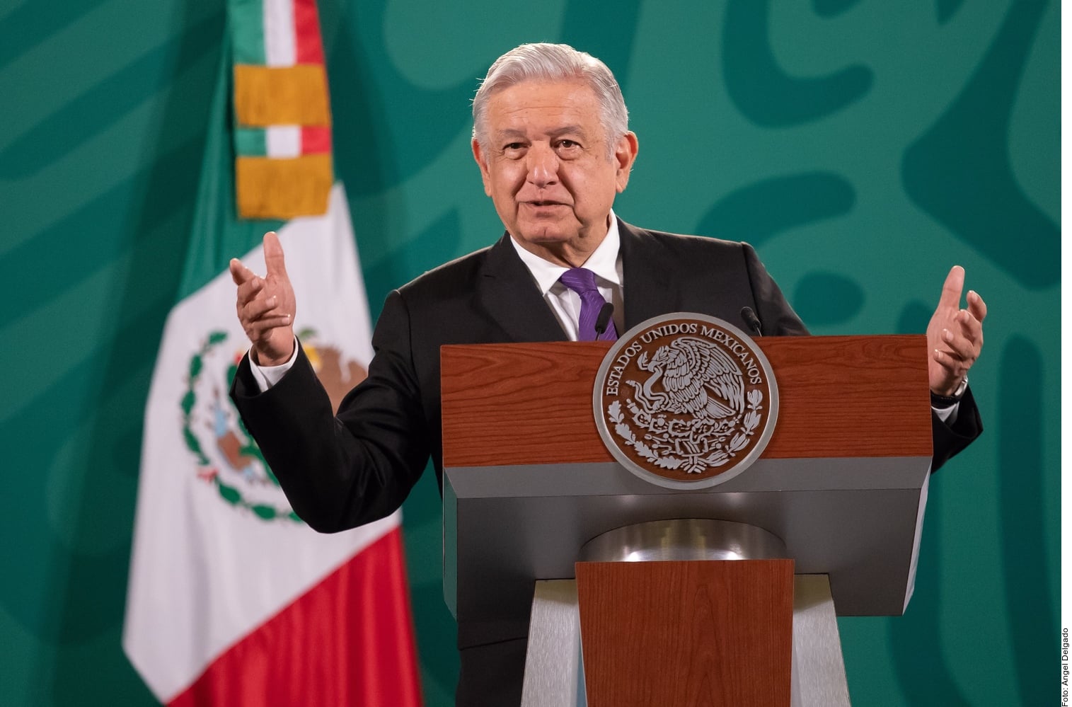 López Obrador dijo que aquellos que llaman a no participar en la consulta popular, no son verdaderos demócratas. Agencia Reforma