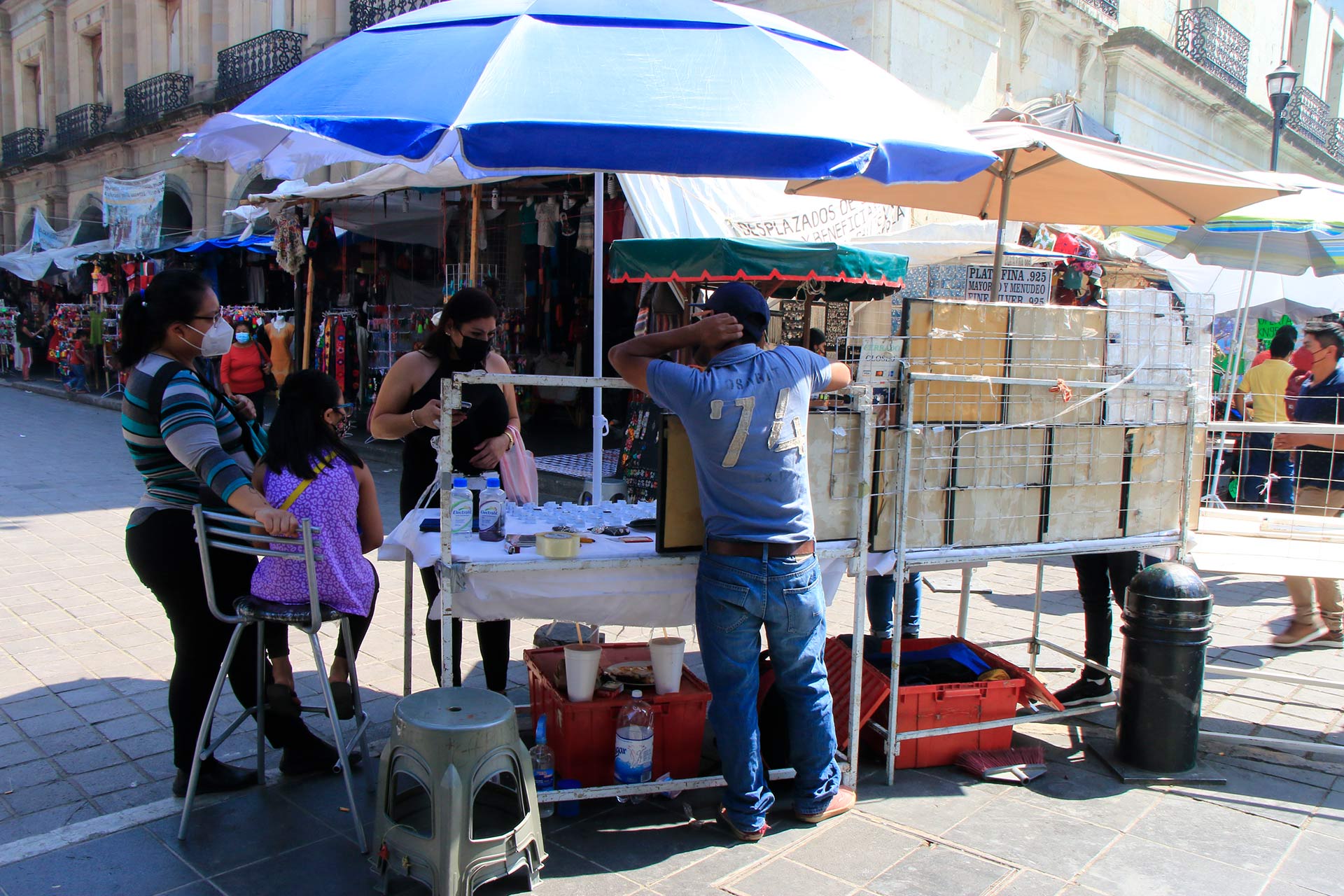 Los puestos o los espacios para vender en la calle, muchas veces "se heredan", mencionaron comerciantes.