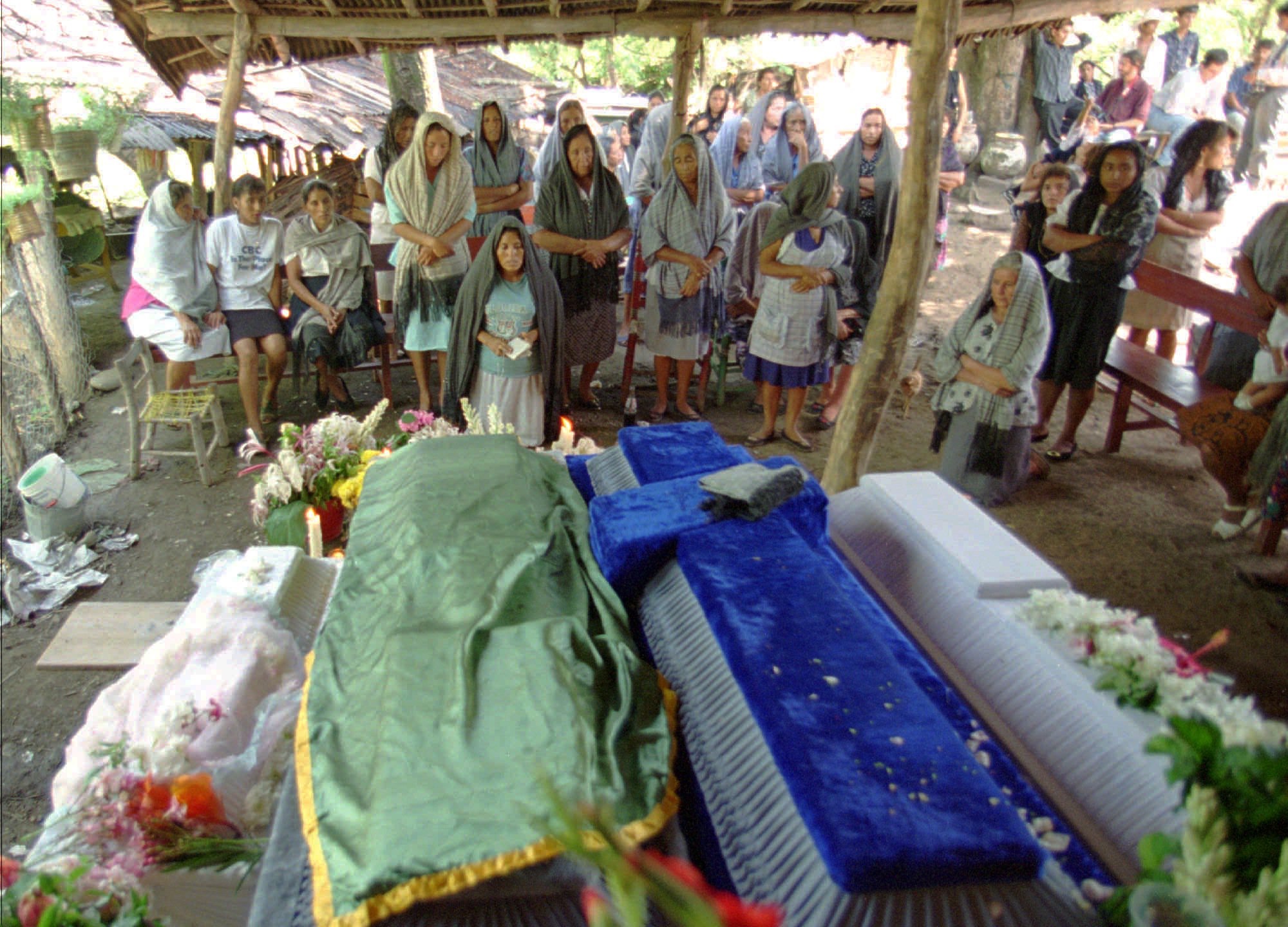 El 28 de junio de 1995 miembros de la Organización Campesina de la Sierra del Sur salieron a exigir la presentación con vida de uno de sus miembro detenidos.