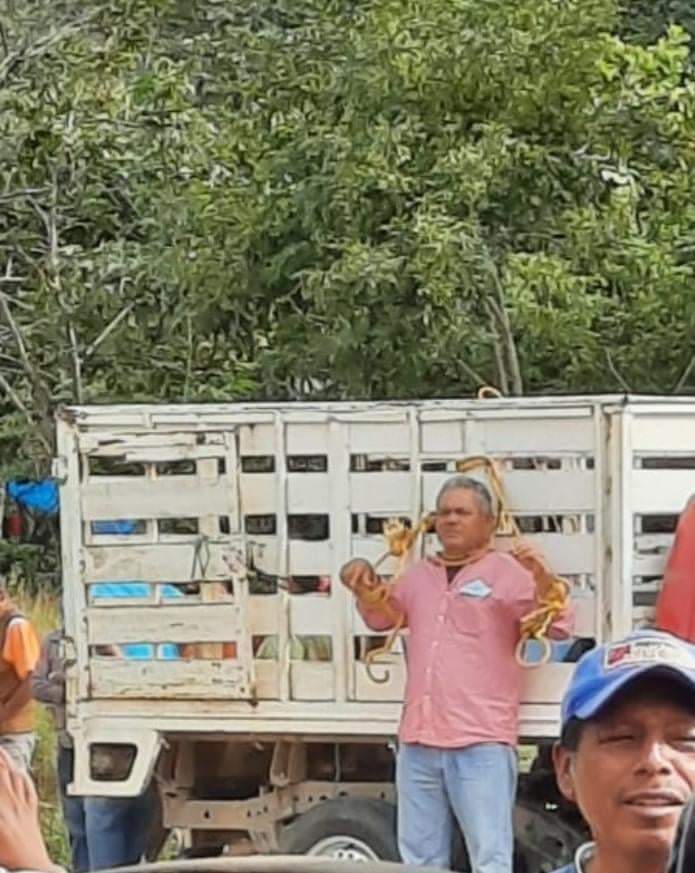 El domingo circularon imágenes de las vejaciones al funcionario estatal.
