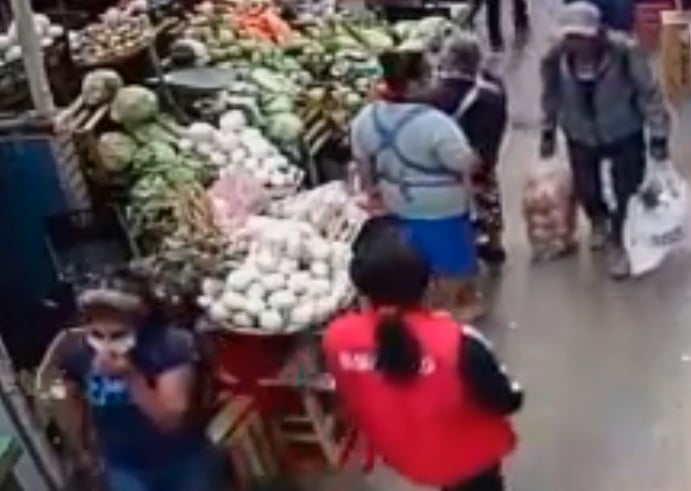 Las dos mujeres que operan en la central de abasto en total impunidad.