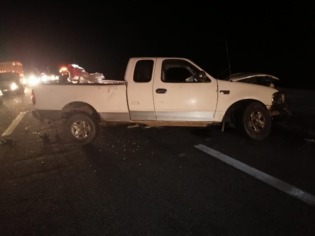La camioneta blanca también sufrió daños considerables.