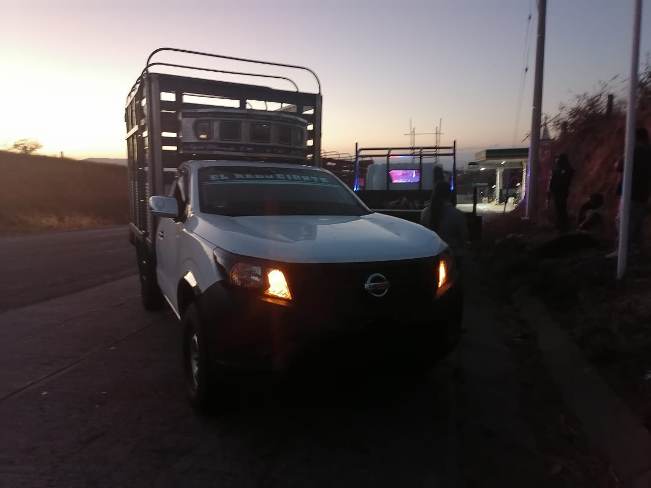 Camioneta Nissan tipo ganadera presentó daños materiales.