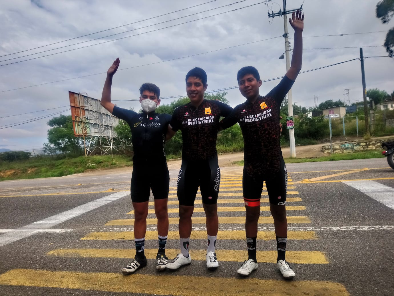 Podio en la categoría élite, Junior Martínez (segundo lugar), Jonathan Reyes (primero) y Antoni Valladares.
