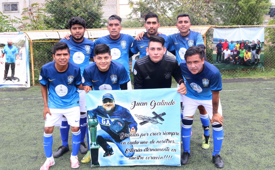 Champions FC dedicó el subcampeonato a Juan Galindo, quien dirigiera a vario de sus jugadores y que falleció hace casi un mes.