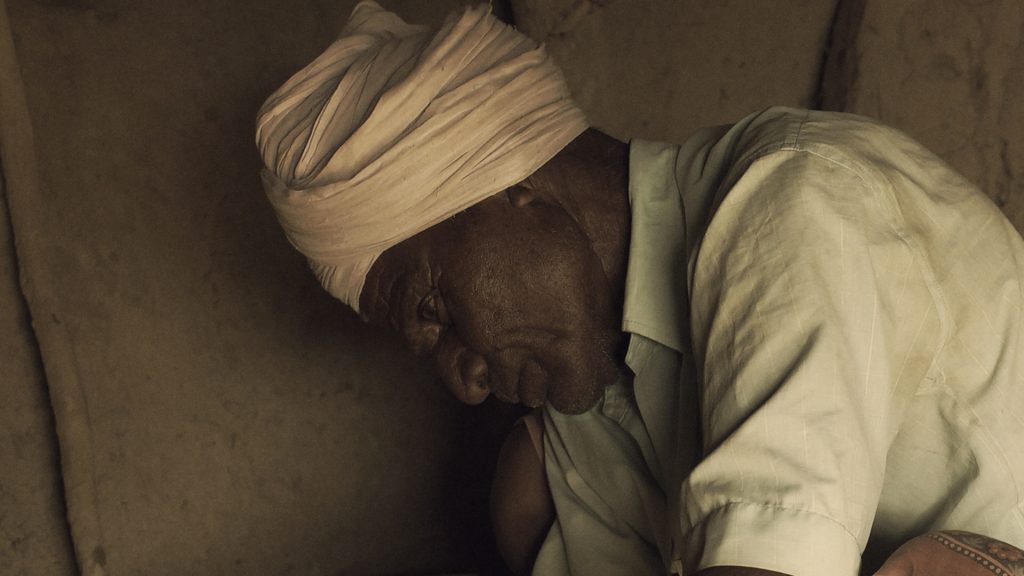 Filmado en gran parte solo por el director, sin un guion preconcebido y con una apertura total a las interacciones culturales, captura la vida cotidiana de diferentes pueblos.