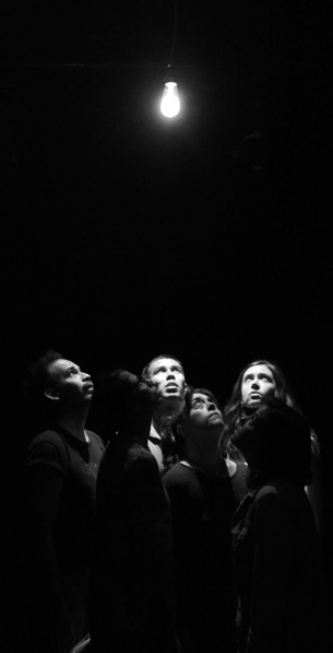 El espectáculo muestra una tarde en la vida de seis personajes que convergen en un espacio que puede ser cualquier espacio.