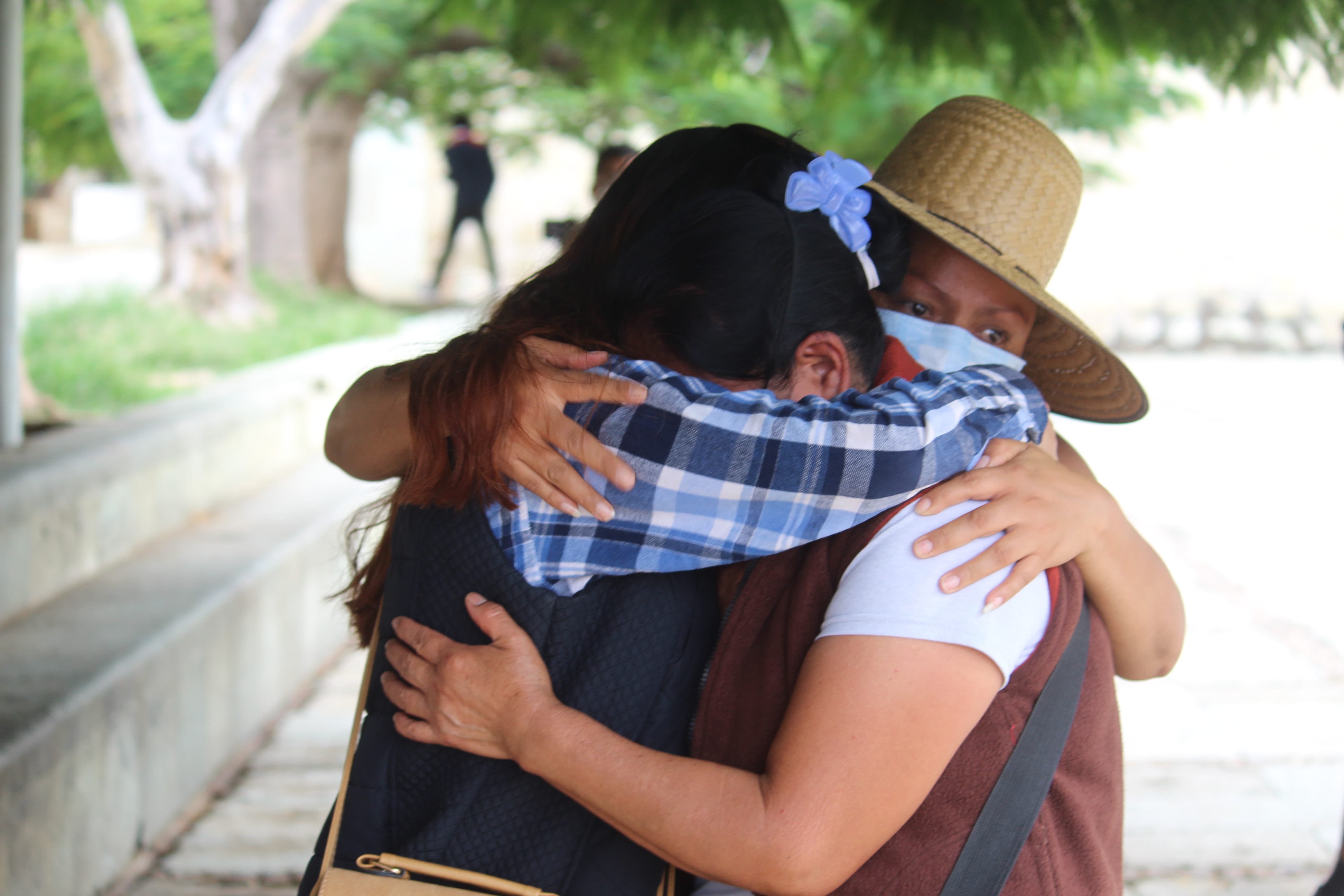 Familiares de personas desaparecidas rompen en llanto durante el evento. Alexei García