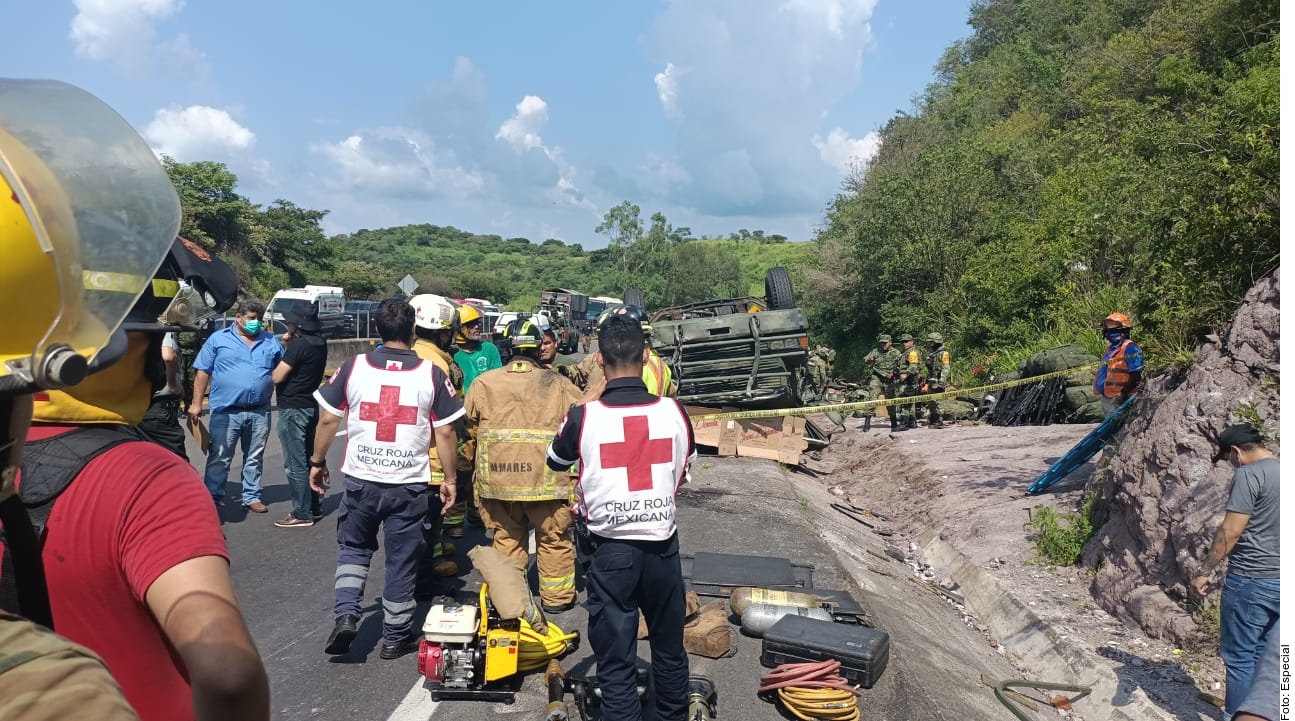 Los hechos ocurrieron alrededor de las 14:50 horas en una zona de curvas a la altura del poblado Plan de Barrancas, en el municipio de Hostotipaquillo.