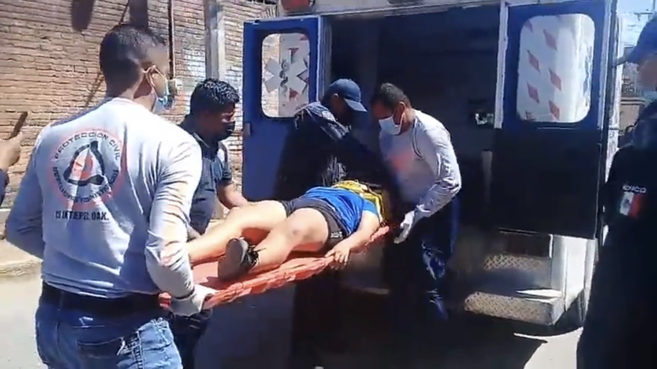 La ambulancia municipal acudió a prestar auxilio a la lesionada.