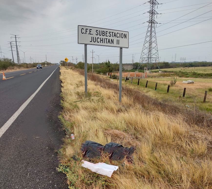 El macabro hallazgo fue realizado por automovilistas que transitaba en la carretera federal.